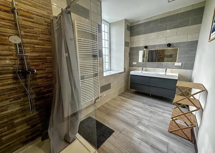 Maison Confortable A Saint-pierre-du-mont Avec Jardin